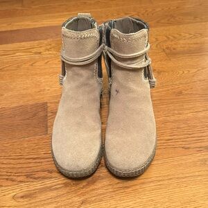 Clark’s tan suede booties 8 women’s